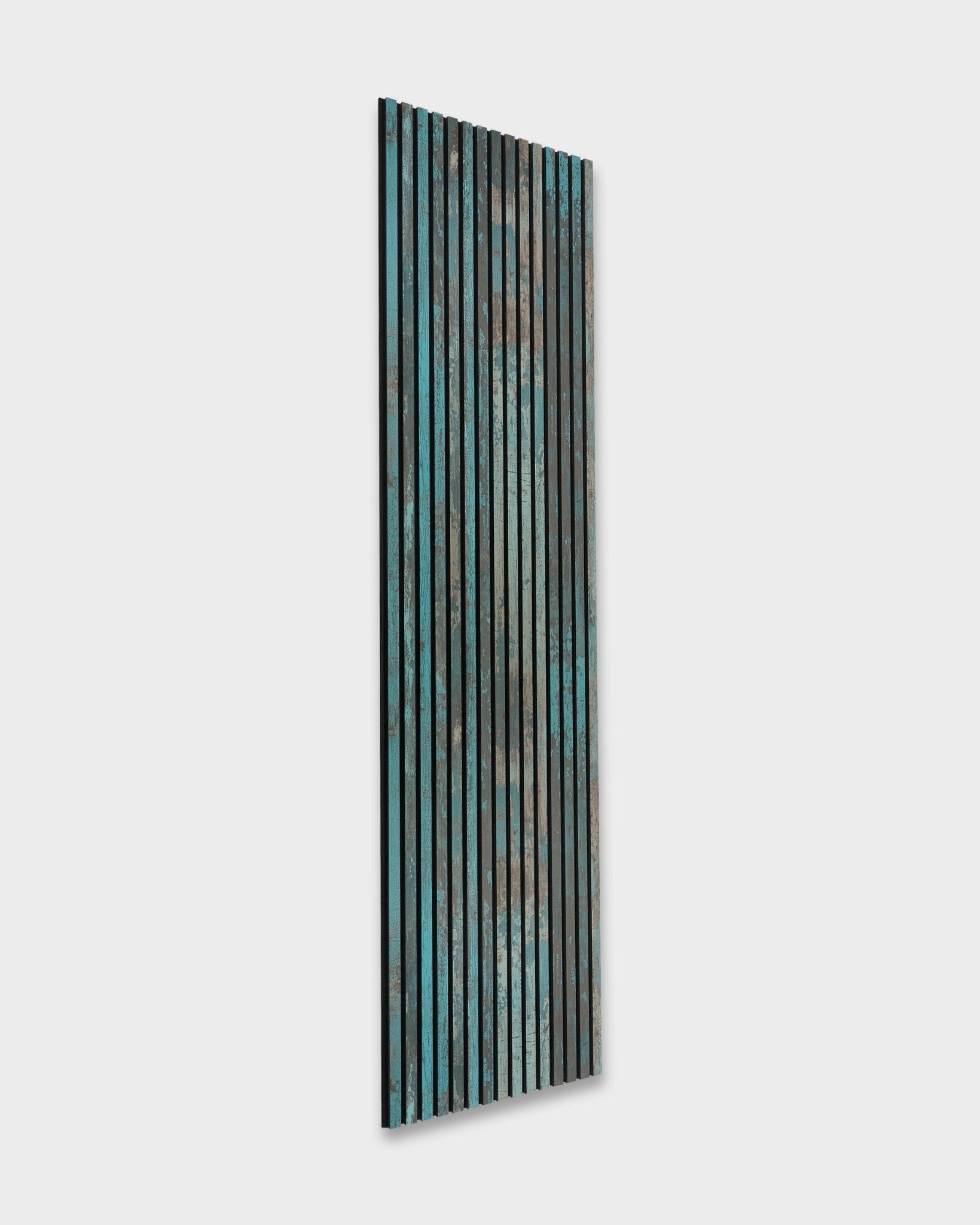 WoodUpp Akupanel Rebel en bleu oxyde (240x60 cm), un Panneau acoustique nordique avec des lattes de bois vertical en bleu, vert et brown.